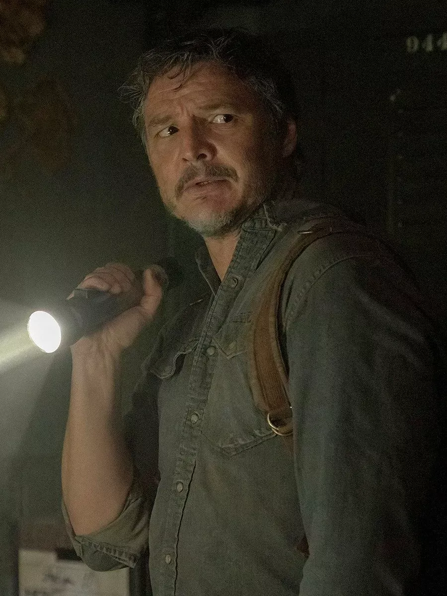 Джоэл Миллер с фонариком в руках из The last of us
